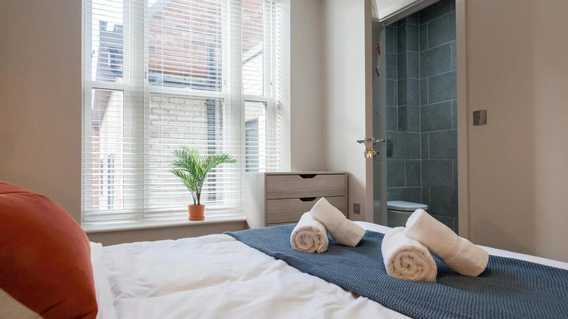 לידס Somers Suites Apartments