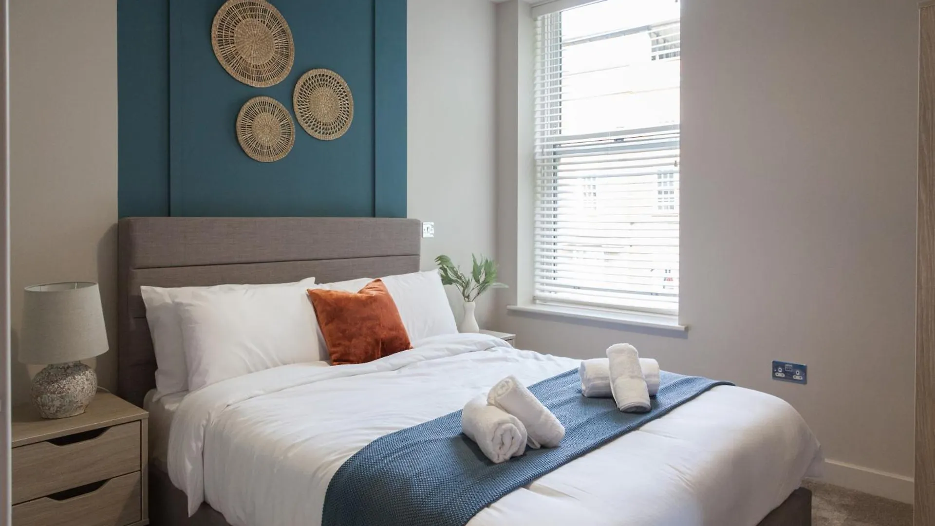 לידס Somers Suites Apartments