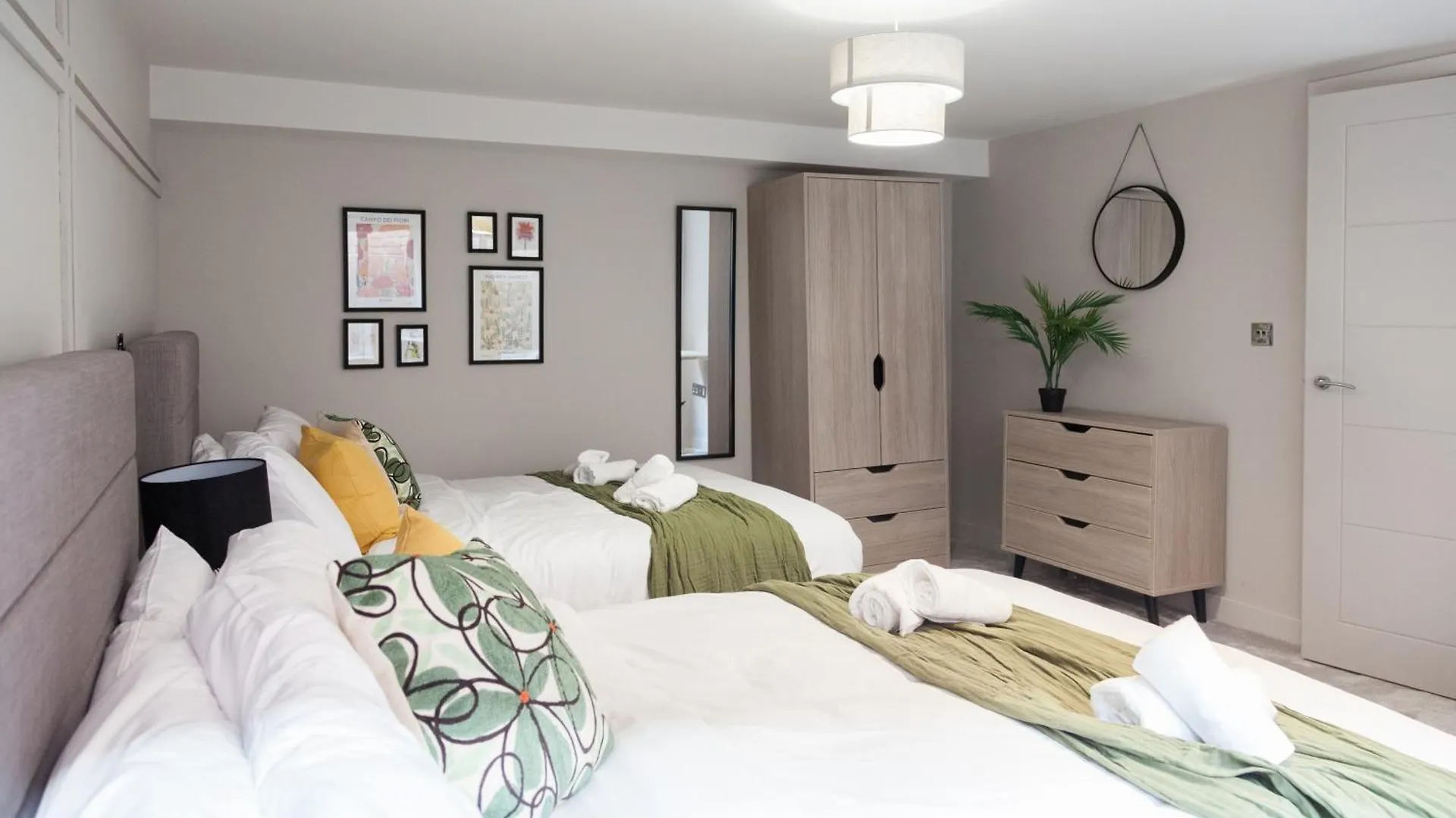 לידס Somers Suites Apartments